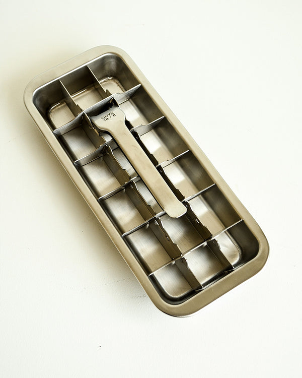 http://shop.sustainecostore.com/cdn/shop/products/Onyx_Ice_Cybe_Tray_600x.jpg?v=1501256153